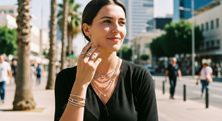 "הניצוץ שסוגר כל לוק: איך לענוד תכשיטים בשיטת הסטאקינג"