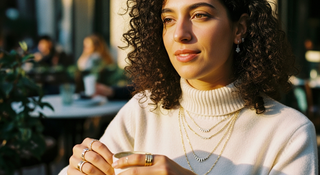 קולקציית חורף 2026: מדריך הסטאקינג המושלם מעל הצווארון הגבוה.